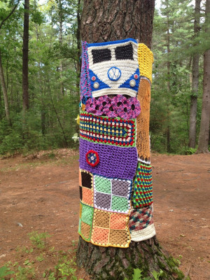 Sits n Knit yarn-bombs a tree